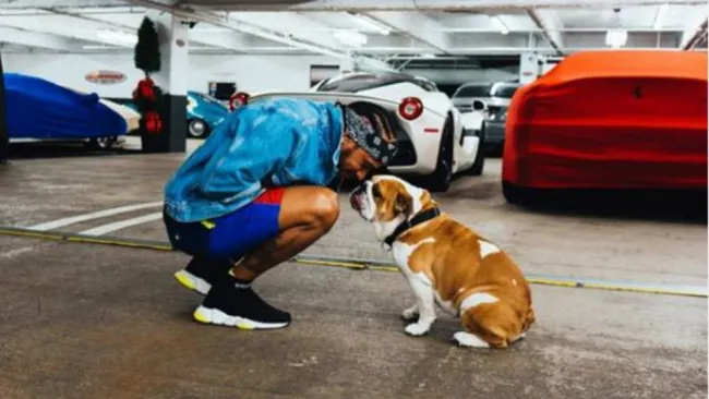 Lewis Hamilton con su mascota Coco