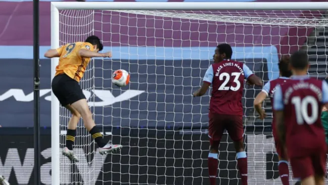 Raúl Jiménez rematando de cabeza un centro de Traore