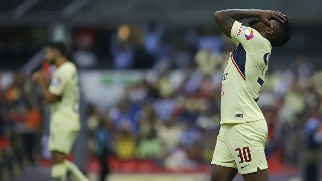 Renato Ibarra se lamenta en un partido con América