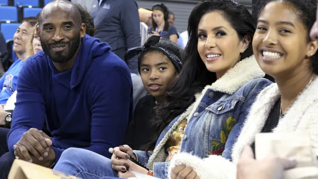 Kobe Bryant acompañado de su familia