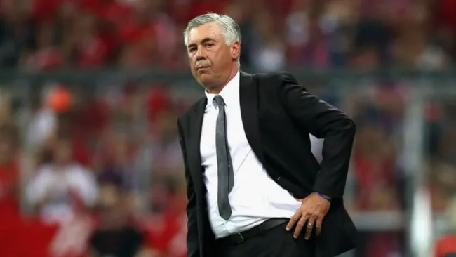 Carlo Ancelotti en la línea de banda