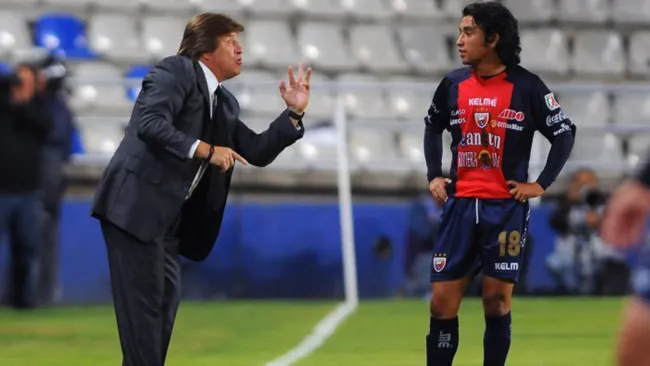 Herrera da indicaciones a su pupilo