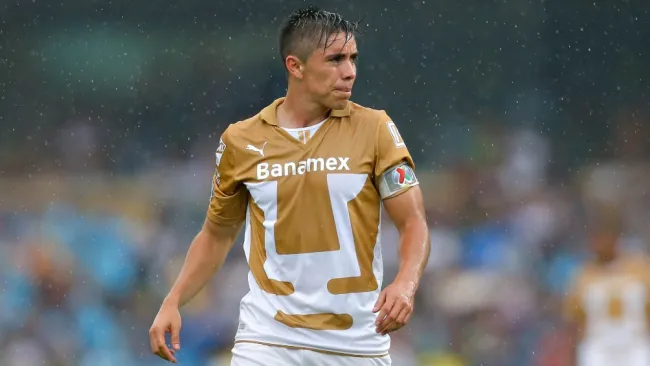 Efraín Velarde durante un partido con Pumas