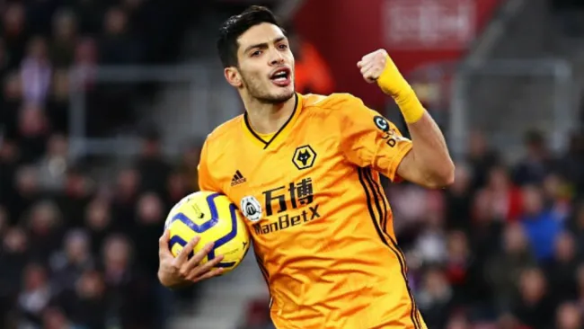 Raúl Jiménez en partido con los Wolves