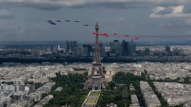 Torre Eiffel reabrió tras 104 días cerrada