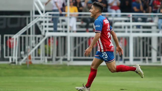 Alejandro Zendejas en un partido de Sub 20 con Chivas