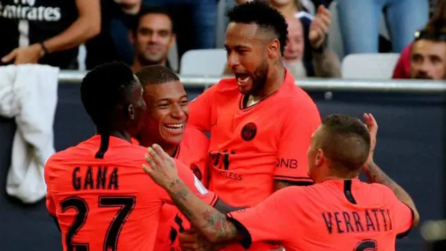 Neymar y los jugadores del PSG festejan un gol 