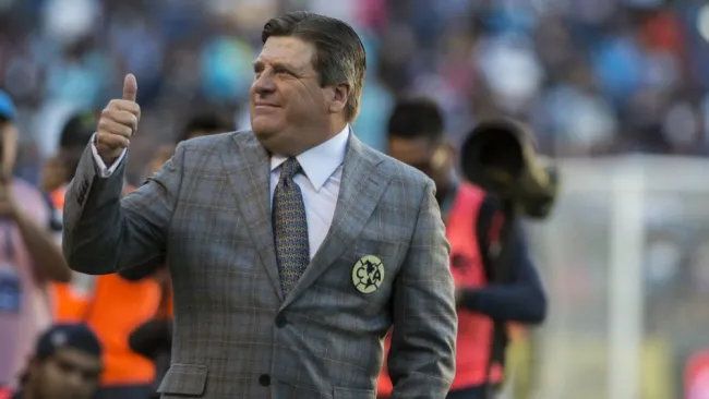 Miguel Herrera, técnico del América, saludando