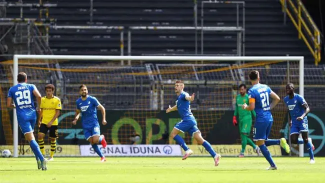 Andrej Kramaric festeja una anotación