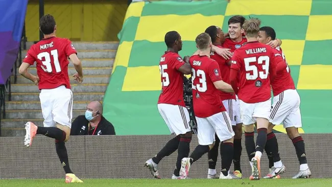 Jugadores del United festejan la anotación de Harry Maguire