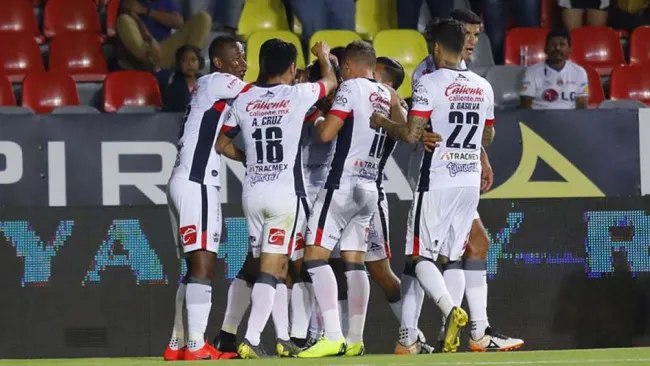 Jugadores de Lobos festejan un gol 
