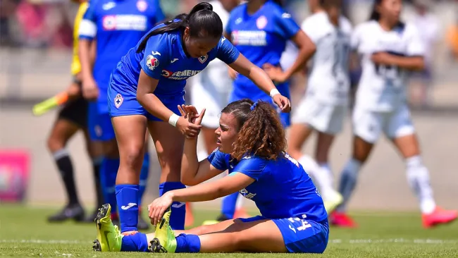 Jugadoras de Cruz Azul, durante un juego contra Pumas