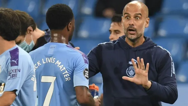 Pep Guardiola dando instrucciones a