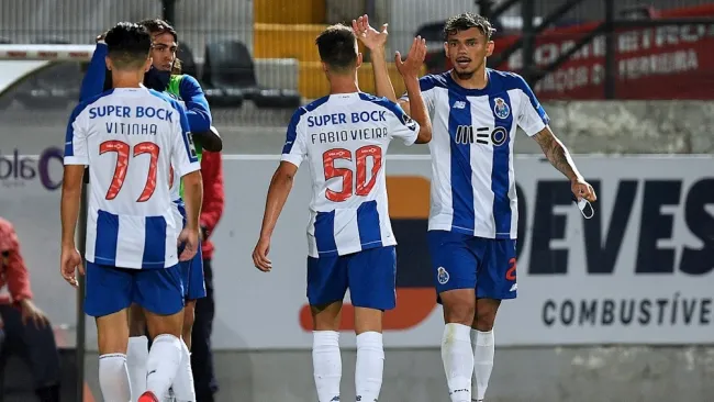 Jugadores de Porto celebrando el gol de la victoria