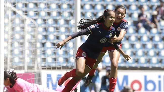 Miriam García festeja un gol con la Chivas
