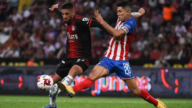 Jesús Molina pelea un balón con Jeraldino en el Clásico 