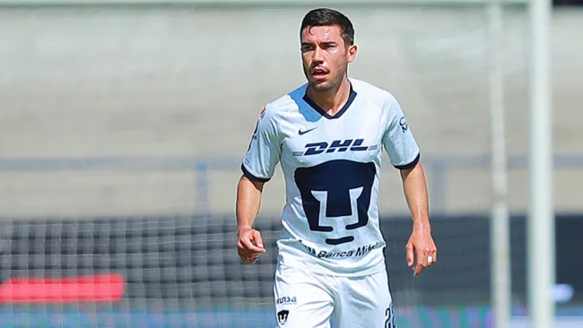 Juan Pablo Vigón durante un duelo con Pumas