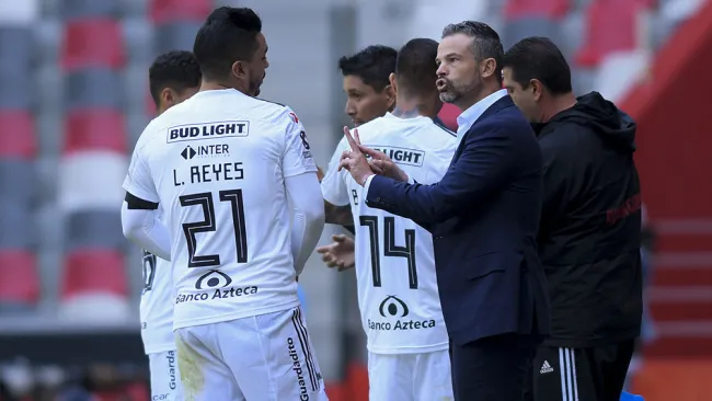 Rafa Puente da instrucciones a jugadores de Atlas 