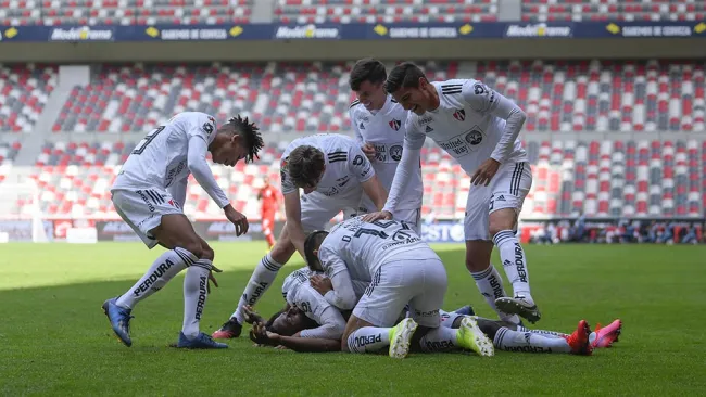 Jugadores de Atlas festejan un gol