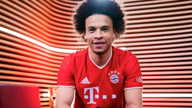 Leroy Sané posa con la camiseta del Bayern Munich 
