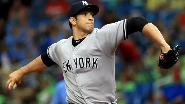Luis Cessa lanza la pelota durante un juego