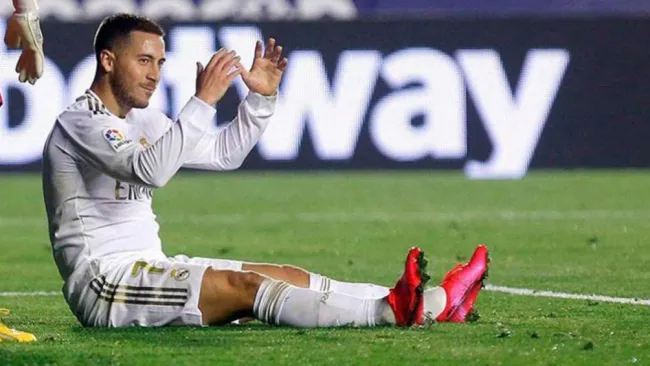 Eden Hazard durante un duelo con el Real Madrid 