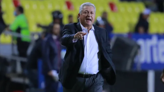 Vucetich dirigiendo un partido de la Liga MX