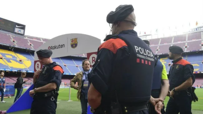 Mossos en el Camp Nou