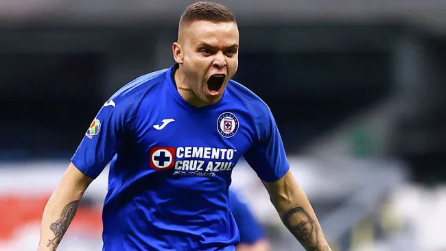 Cabecita Rodríguez festeja un gol con Cruz Azul