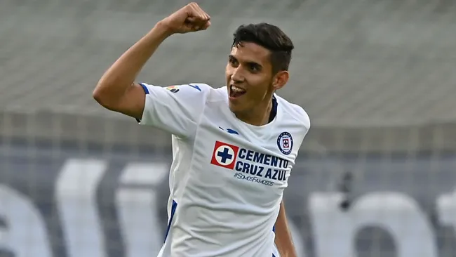 Josué Reyes celebra un gol con Cruz Azul