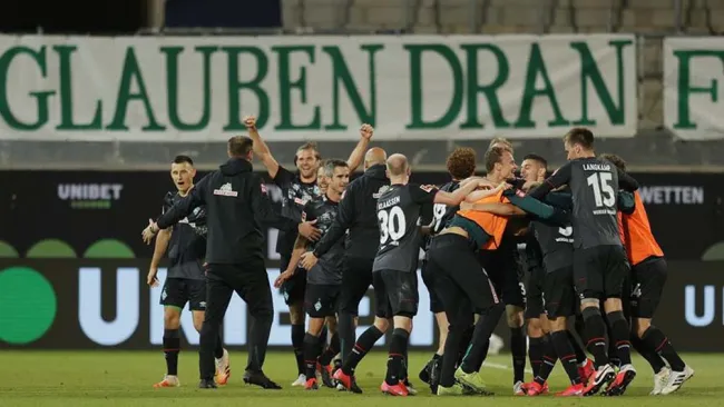 Jugadores del Werder Bremen celebran una victoria de Oro