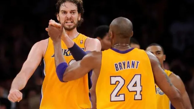 Pau Gasol festeja una naotación con Kobe Bryant 