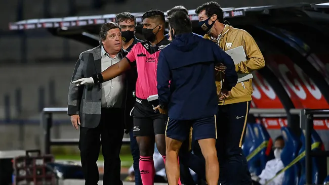Herrera reclama en el Pumas vs América