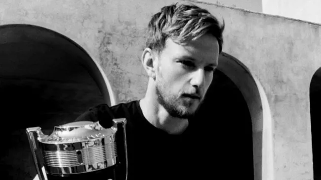 Barcelona: Ivan Rakitic 'deslumbra' como imagen de Paco Rabanne