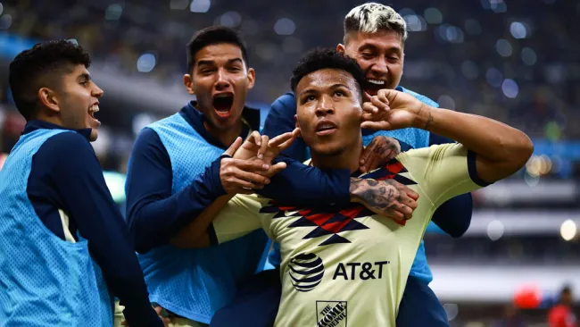 Roger Martínez celebra un gol con América