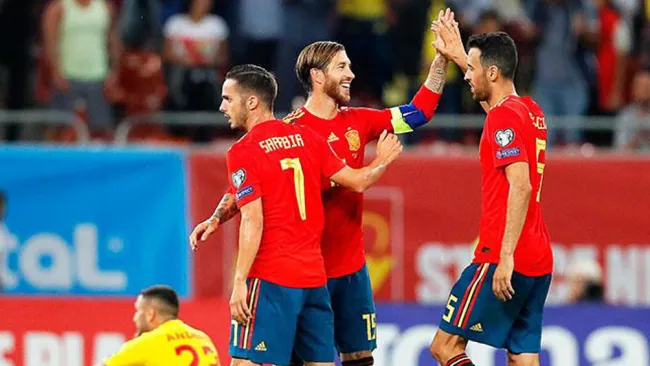Ramos y Busquets durante un duelo con España 