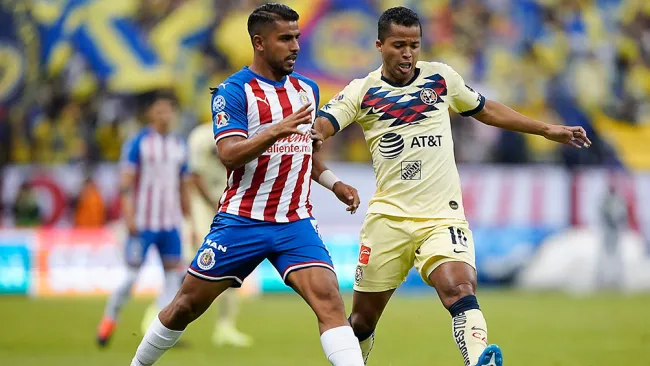 Giovani y Ponce pelean el esférico en el último Clásico Nacional