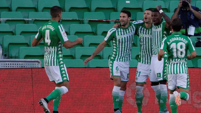Jugadores del Betis festejan el gol de Guido Rodríguez 