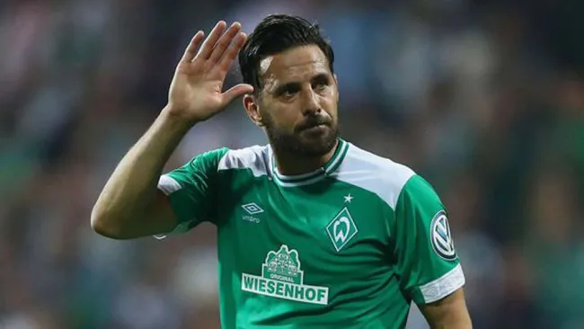 Pizarro se despide de la afición del Werder