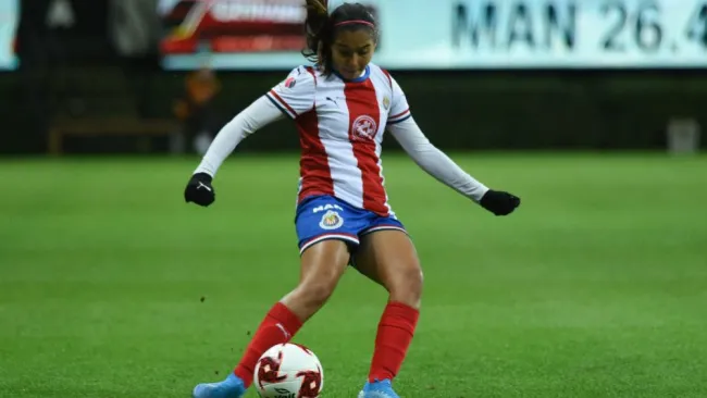 Nicole Pérez en acción con Chivas