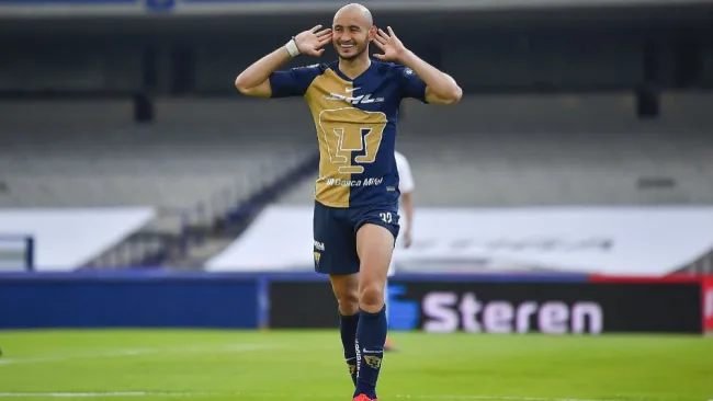 Carlos González celebra un gol con Pumas