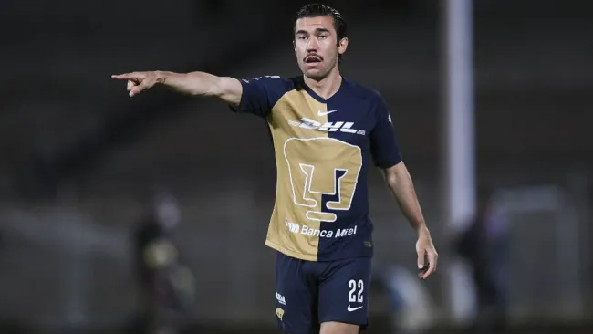 Vigón en acción con Pumas vs América