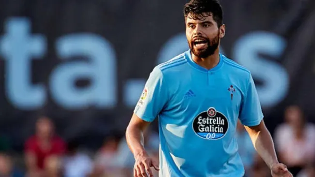 Néstor Araujo durante un partido con Celta de Vigo