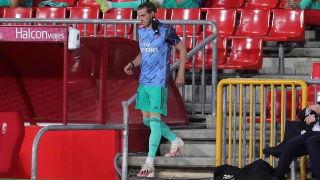 Gareth Bale sale del campo al descanso