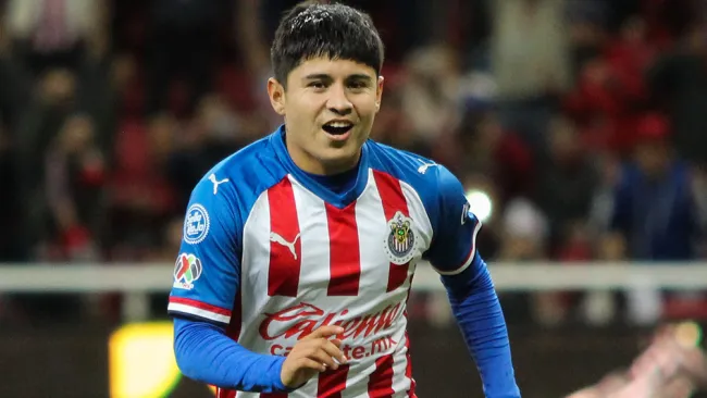 Chofis López celebra un gol con Chivas