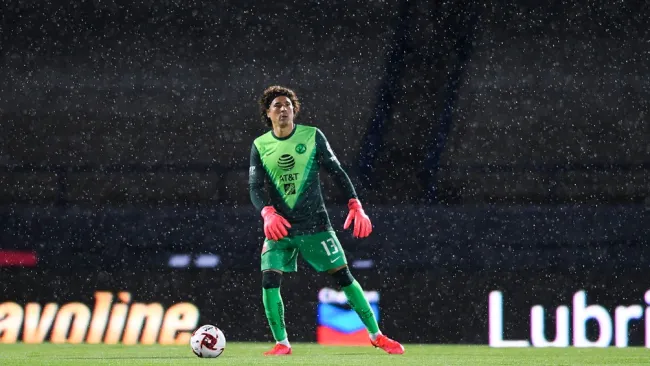 Guillermo Ochoa durante un partido con América