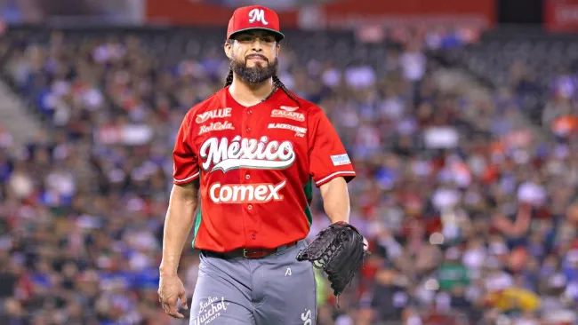 Sergio Mitre durante un partido con México