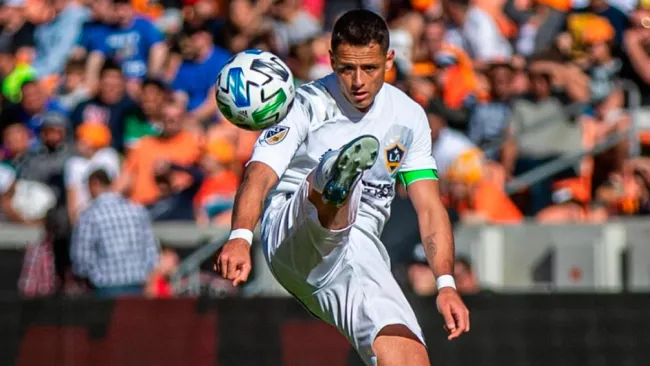 Chicharito controla el balón en un juego del Galaxy