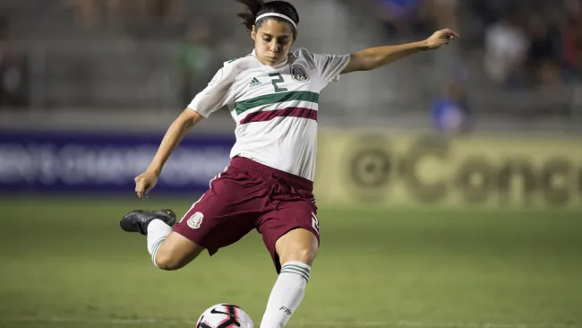 Kenti Robles durante un duelo con la Selección Mexicana 