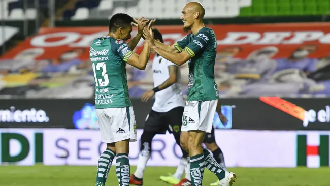 León en celebración de gol